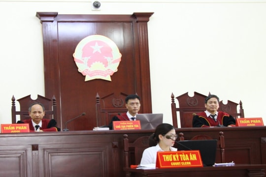 Dùng tiền giả đánh tráo tại tiệm vàng, chiếm đoạt 30.000 USD