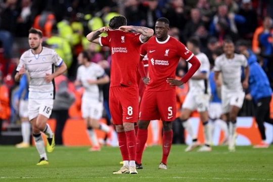 Cú "sẩy chân" đáng quên của Liverpool ngay tại Anfield