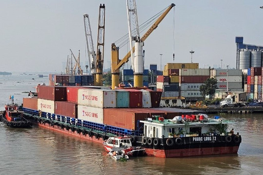 Cứu hộ tàu chở container tải trọng 4.600 tấn kẹt dưới gầm cầu Đồng Nai