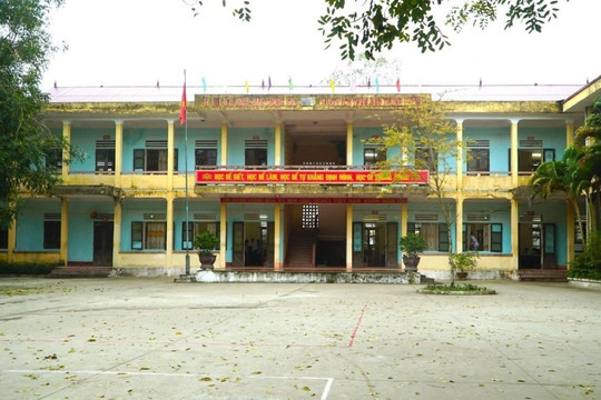 Sớm khắc phục tình trạng học sinh phải học dưới mái trường xuống cấp