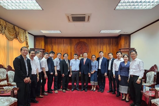 Bác sĩ Bệnh viện Trung ương Huế hướng dẫn chuyên môn cho bác sĩ nước bạn Lào