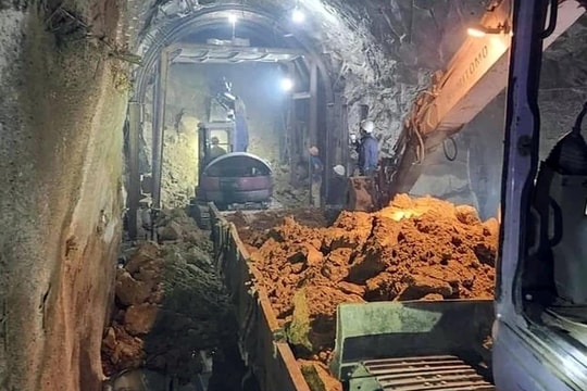 Huy động tối đa các nguồn lực khắc phục sự cố sạt lở hầm Bãi Gió