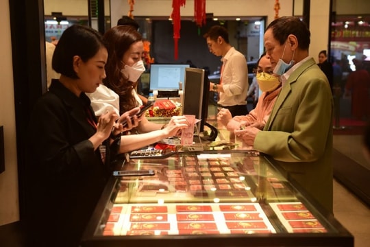 Giá vàng hôm nay 15/4: Xuất hiện thời điểm xuống tiền?