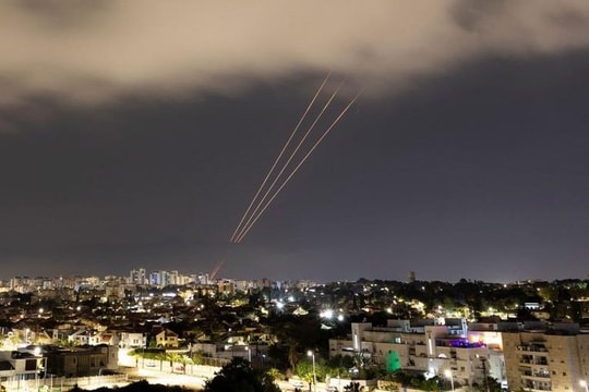 Iran tiến hành cuộc không kích vào Israel