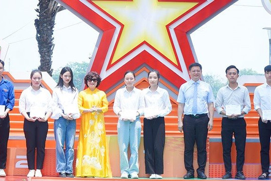 Trao học bổng cho học sinh, sinh viên nghèo vượt khó ở Huế