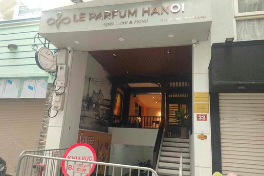 Hà Nội: Sập mái kính căn nhà 7 tầng khiến 4 người thương vong