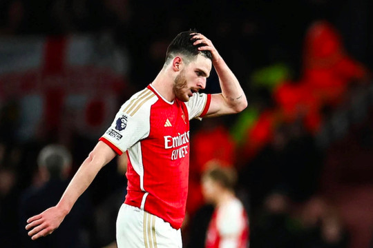 Arsenal mất ngôi đầu sau trận thua trên sân nhà