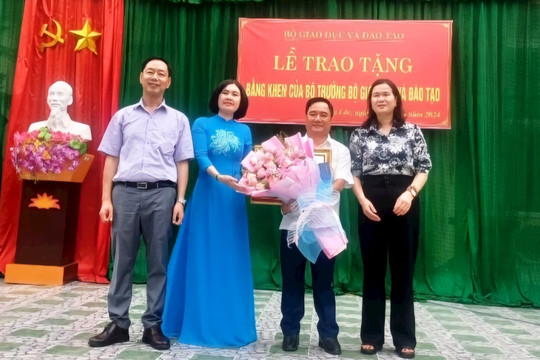 Thầy giáo Đào Thanh Hương nhận Bằng khen của Bộ trưởng Bộ Giáo dục và Đào tạo