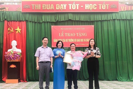 Hai giáo viên khuyết tật nhận bằng khen của Bộ GDĐT vì nghị lực phi thường