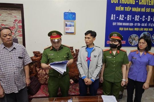 Bắt giám đốc Trung tâm sát hạch lái xe câu kết với “cò” làm giả giấy tờ