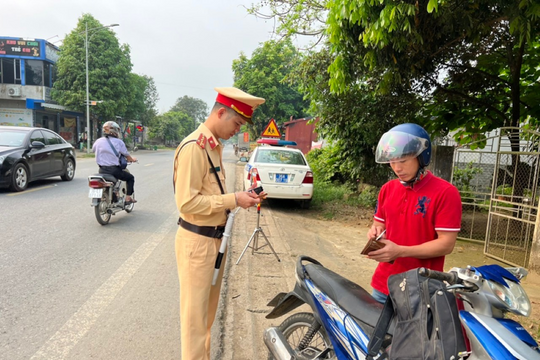 Tăng cường kiểm tra xe máy lưu thông trên các tuyến đường