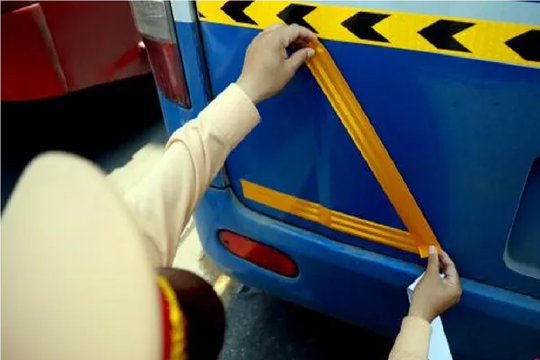 CSGT dán phản quang cho xe khách trước dịp nghỉ lễ 30/4 và 1/5