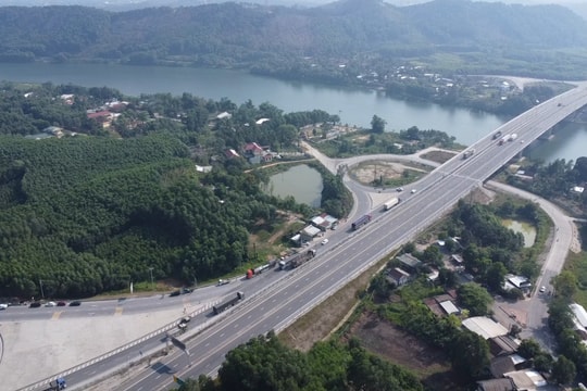 Cao tốc Cam Lộ - La Sơn đã đạt lưu lượng thiết kế, cần mở rộng lên 4 làn xe