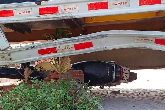 Container tông dải phân cách, cuốn xe máy vào gầm