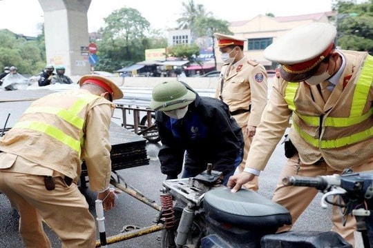 Hà Nội: Hơn 1.800 trường hợp xe ba, bốn bánh "tự chế' bị xử lý