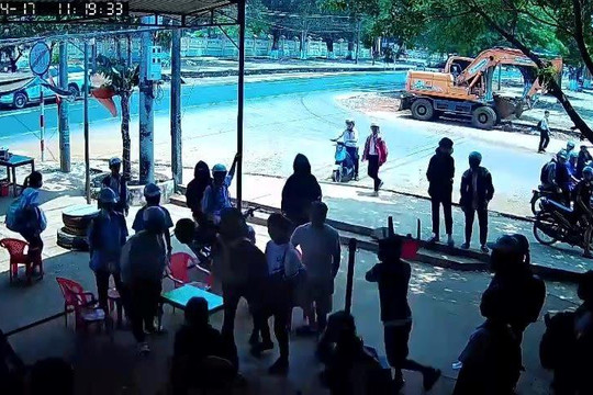 Một học sinh lớp 7 bị đánh bằng mũ bảo hiểm, ghế nhựa sau khi tan trường