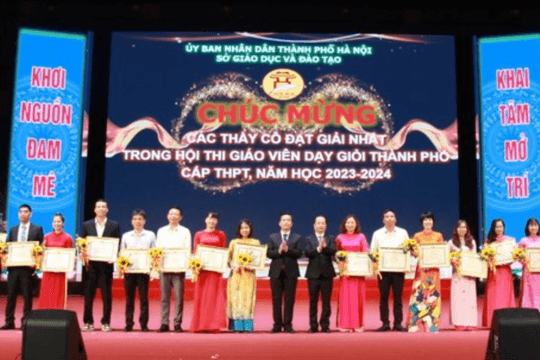 Trao thưởng 142 giáo viên dạy giỏi cấp Trung học phổ thông