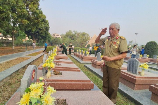 Xúc động những người lính Điện Biên bật khóc viếng Nghĩa trang A1