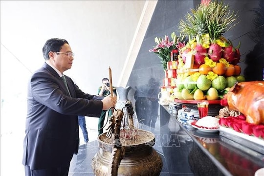 Thủ tướng tưởng niệm các liệt sỹ tại chiến trường Điện Biên Phủ