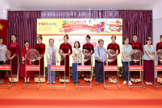 Khách hàng của HDBank hân hoan cầm trên tay 1 tỷ đồng tiền thưởng
