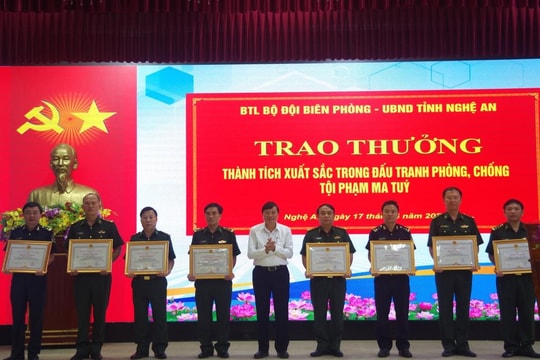 Trao thưởng cho BĐBP Nghệ An vì có thành tích xuất sắc trong phòng, chống tội phạm ma túy