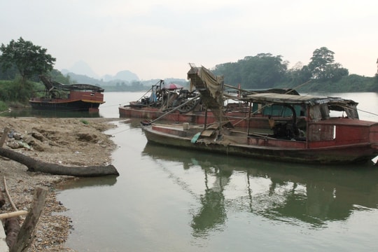 Phát hiện 9 thuyền vỏ sắt khai thác cát, sỏi trái phép