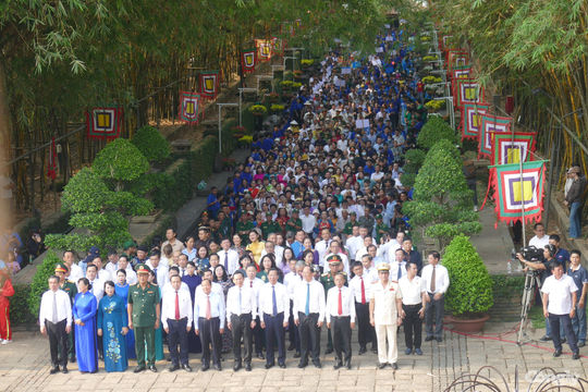Lãnh đạo TP.HCM cùng hàng ngàn người dân dâng hương tưởng nhớ Vua Hùng