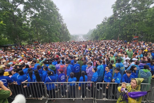 Hàng nghìn người đội mưa về Đền Hùng ngày Giỗ Tổ Hùng Vương