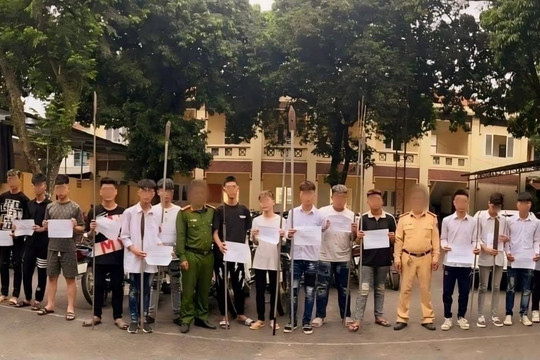 Hàng chục học sinh mang hung khí gây náo loạn đường phố