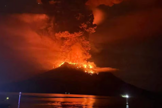 Indonesia: Núi lửa phun trào buộc hàng trăm người sơ tán, đóng cửa sân bay