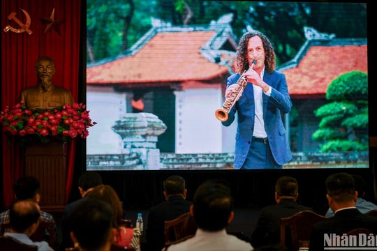 Báo Nhân Dân ra mắt MV Kenny G "Going Home" quảng bá du lịch Việt Nam