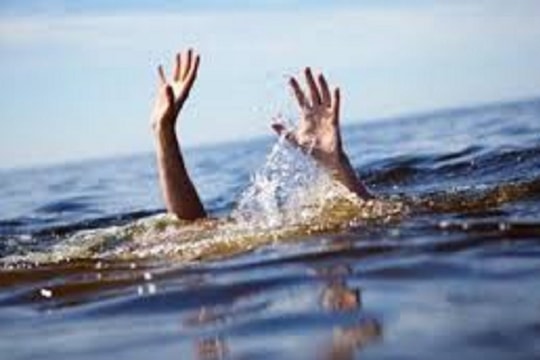Ngày nghỉ ra bờ sông chơi, 2 chị em bị đuối nước