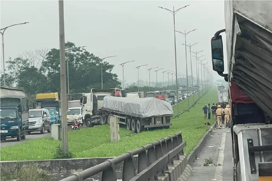 Hà Nội: Tai nạn liên hoàn 5 ô tô trên cầu Phù Đổng