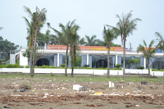Nghệ An: Rác tràn ngập bãi biển Diễn Thành