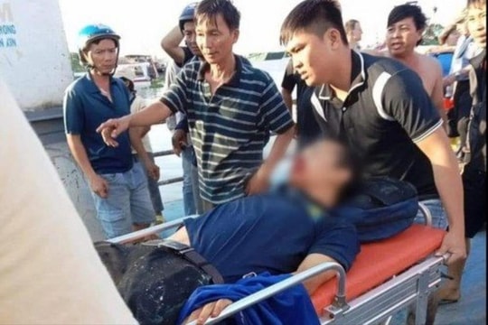 Ít nhất 3 người bị thương trong vụ phà đâm tàu du lịch ở An Giang