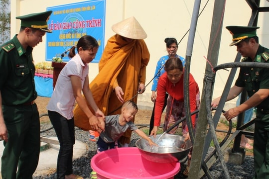 Bàn giao giếng nước và tặng quà nhân dân khó khăn tại xã biên giới Ia Rvê