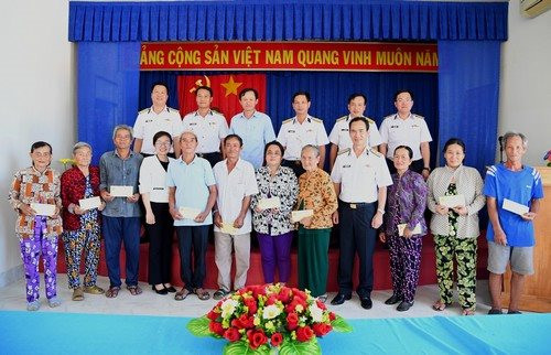 Bộ Tư lệnh Vùng 5 Hải quân thăm, tặng quà cho người dân vùng bị xâm nhập mặn