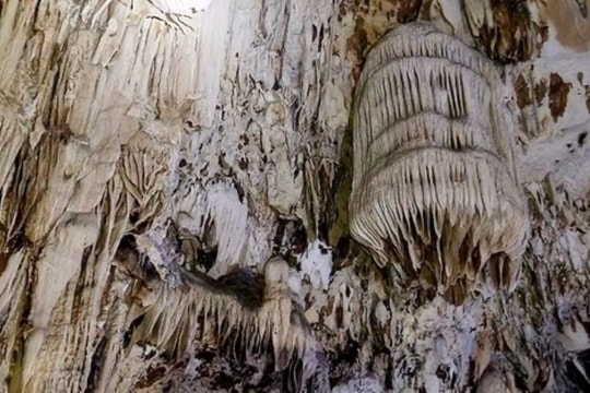 Ngỡ ngàng trước vẻ đẹp bên trong hang động phát lộ khi khai thác đá