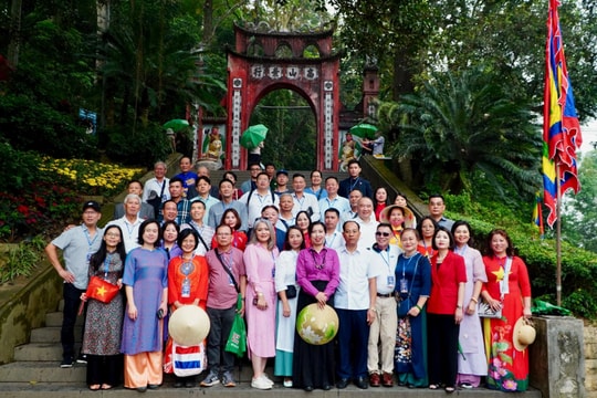 Kiều bào hành hương về Đền Hùng - Phú Thọ