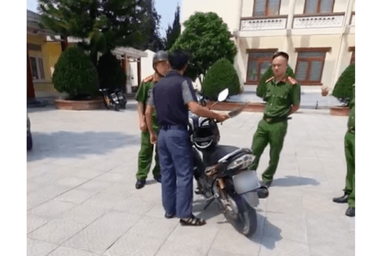 Cầm dao đòi gặp Chủ tịch huyện để nhờ giải quyết tin đồn vợ ngoại tình