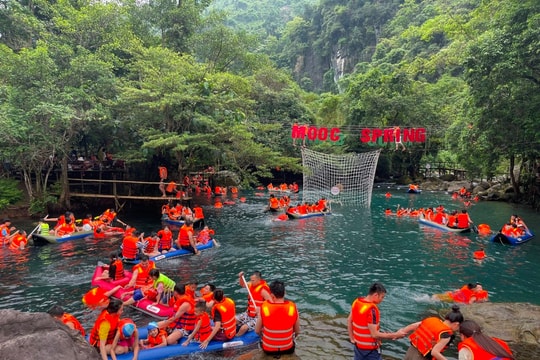 ‘Viên kim cương xanh Quảng Bình’ hút khách du lịch đến tham quan giải trí