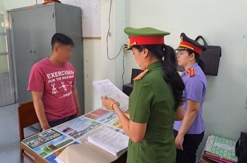 Bắt tạm giam tài công trong vụ phà đâm tàu du lịch