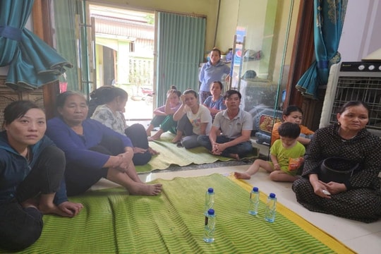 Vụ 4 ngư dân mất tích trên biển: Người thân cầu nguyện một 'phép màu'