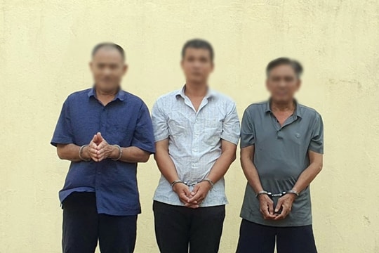 Liều lĩnh trộm hàng rào thép ở cao tốc