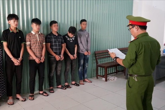 30 thanh thiếu niên vác hung khí đi hỗn chiến trong đêm