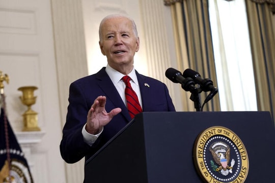 Tổng thống Biden ký ban hành luật viện trợ quân sự cho Ukraine