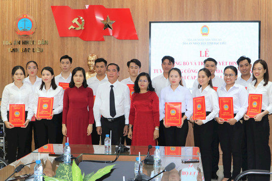 Trao quyết định tuyển dụng 14 công chức TAND hai cấp tỉnh Bạc Liêu