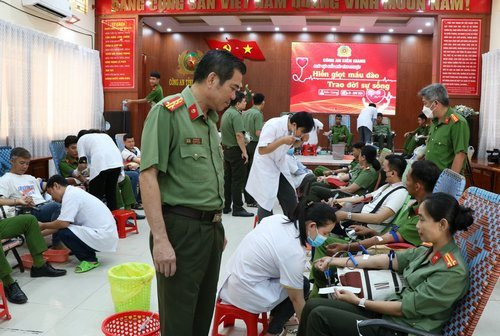 Công an tỉnh Kiên Giang hiến máu cứu người