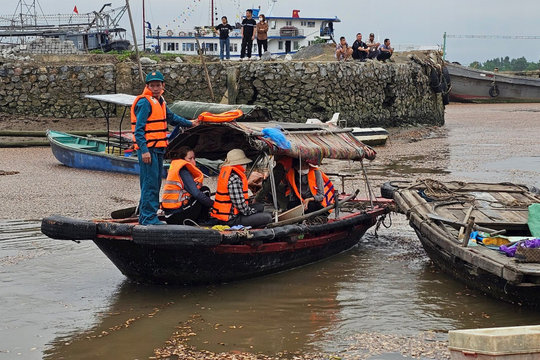 Quảng Ninh: Giông lốc lật thuyền, 4 người mất tích