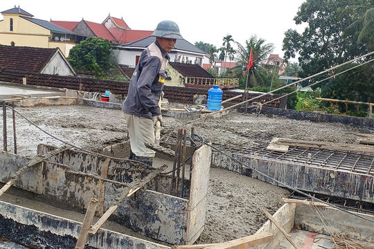 Vất vả mưu sinh với nghề đổ bê tông